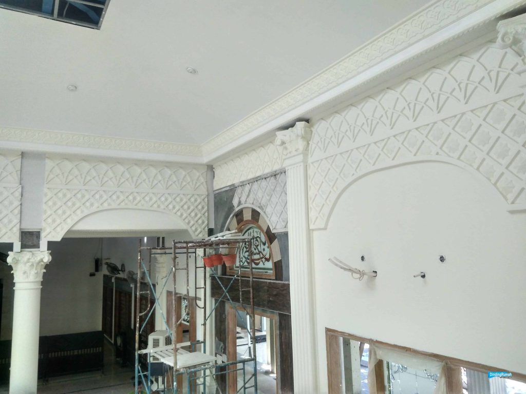 pemasangan relief dinding masjid surabaya